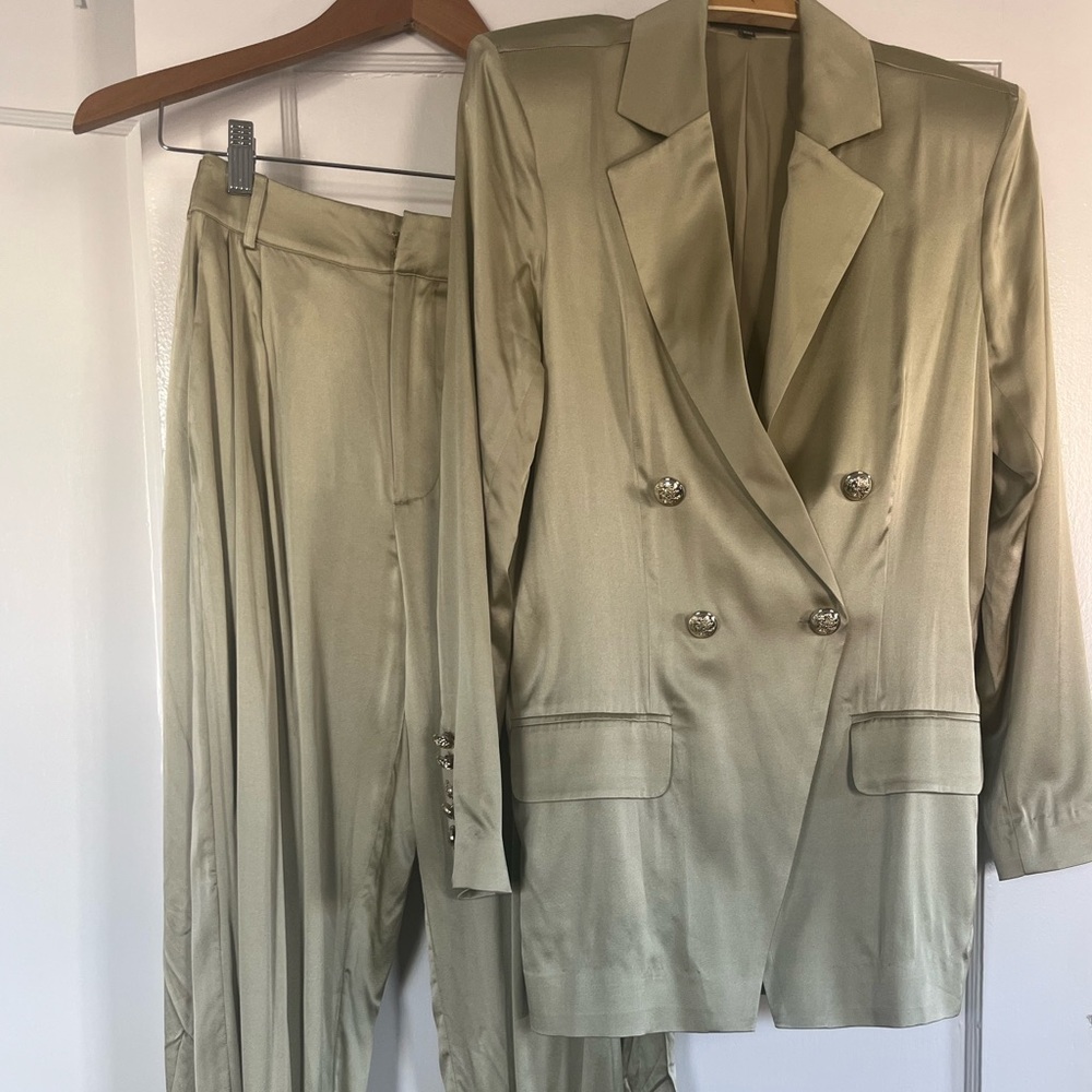Retrofete Women's Silk Suit in Sage (rare piece - full suit) - Picture 4 of 6